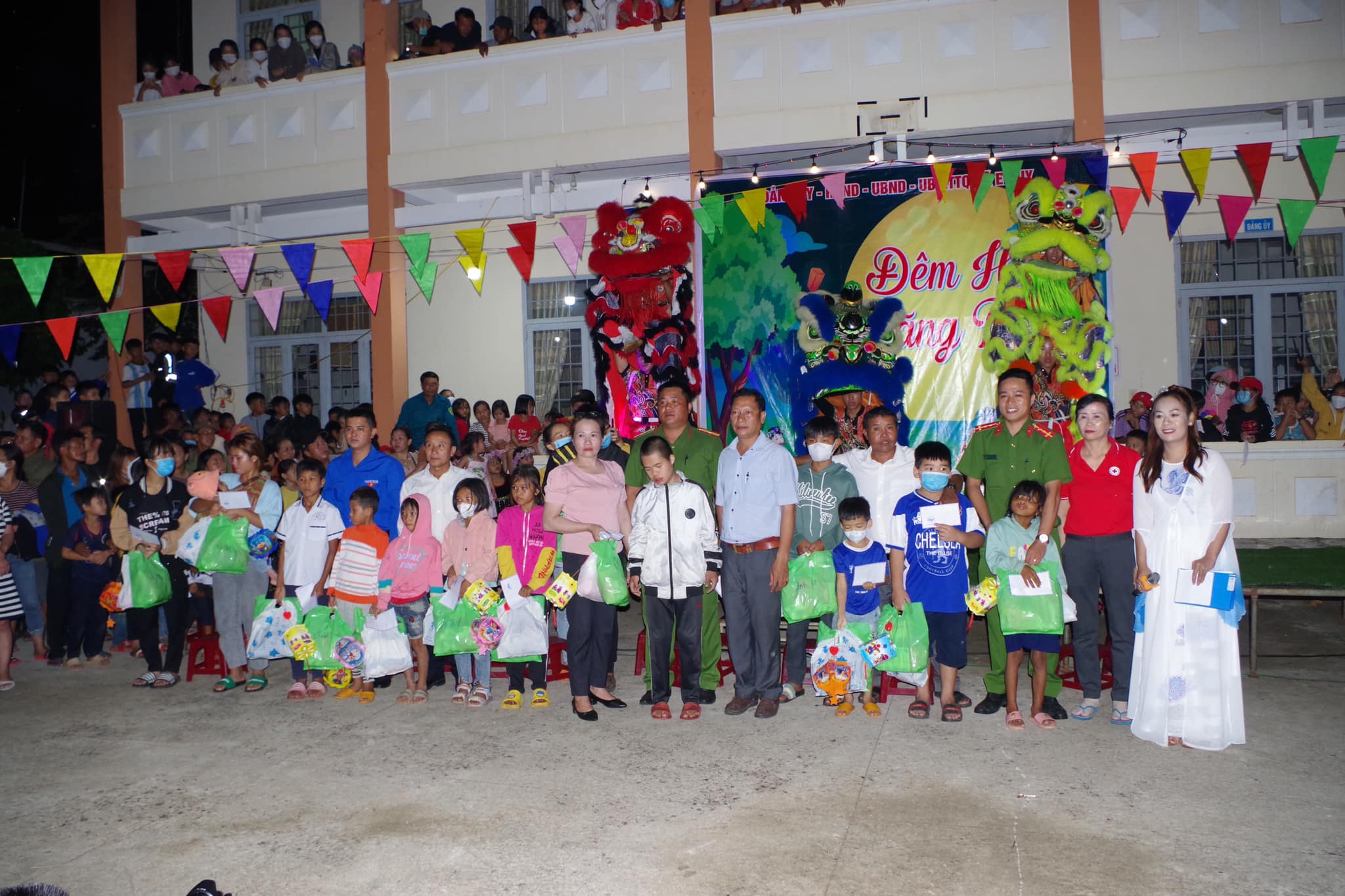 Chương trình 'Đêm hội trăng rằm-San sẻ yêu thương' tại trụ sở UBND xã Ea Uy đã trao tặng hơn 1.000 phần quà trung thu cho các em thiếu nhi có hoàn cảnh đặc biệt khó khăn.